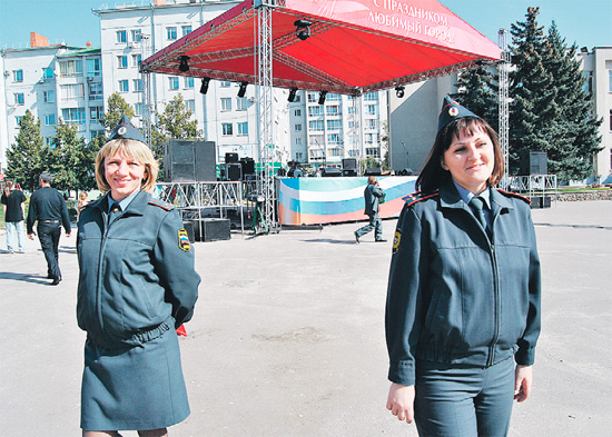 Безопасность семилукцев на празднике обеспечивали обаятельные стражи порядка — Елена Дубровская и Оксана Попова