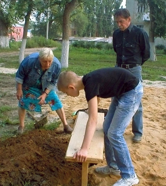 учащийся первой городской школы Иван Улюкин сам изготовил скамейку и вместе со взрослыми ее установил