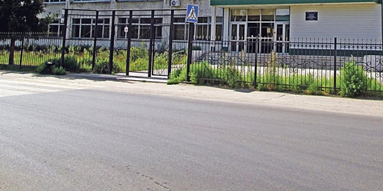 асфальт на улице Чапаева около Семилукского технико-экономического колледжа