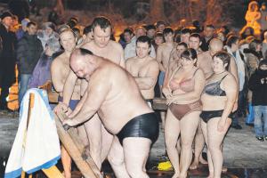 Жители Девицы отпраздновали Крещение купанием в проруби