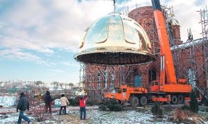На Латненский сельский храм установили новые купола